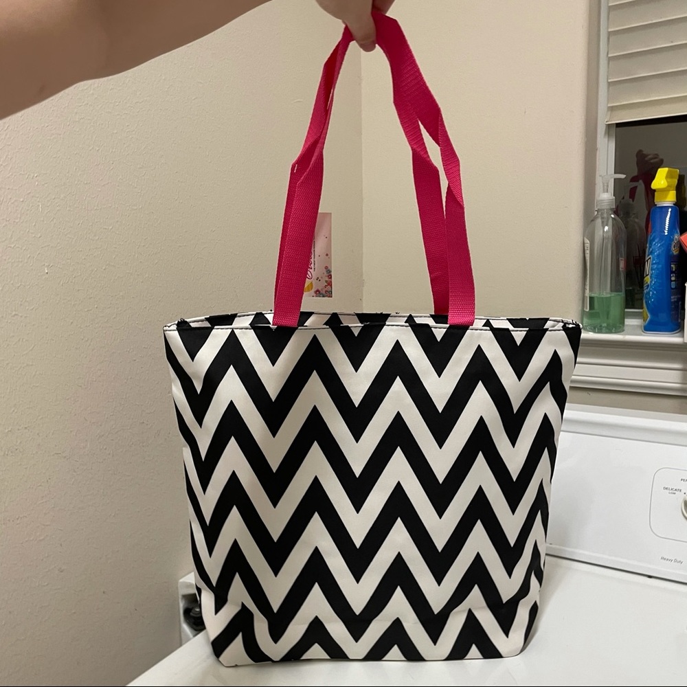 🏷️BOGO FREE‼️ CHEVRON TOTE BAG